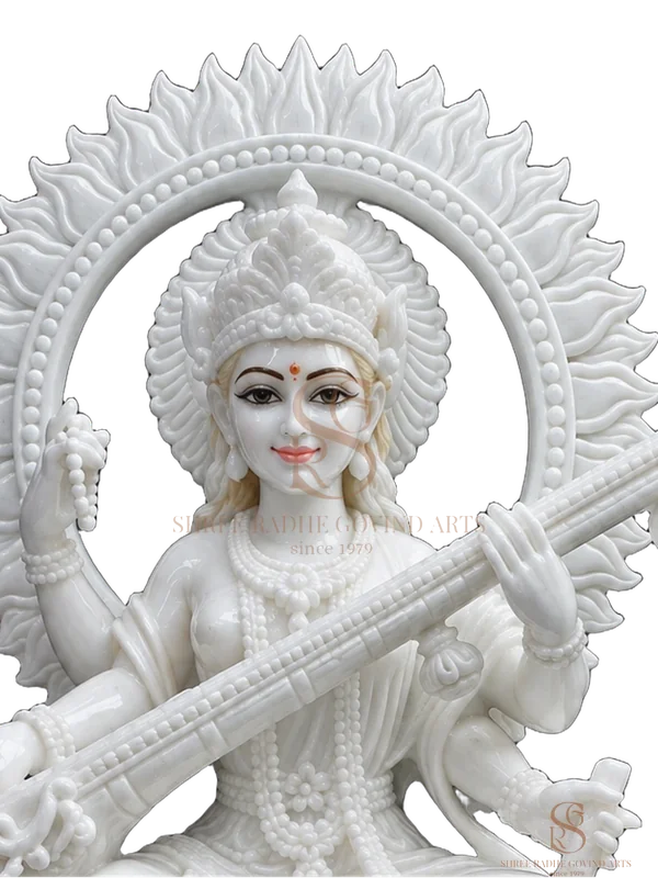 Close-up of the face and crown of the Saraswati Maa